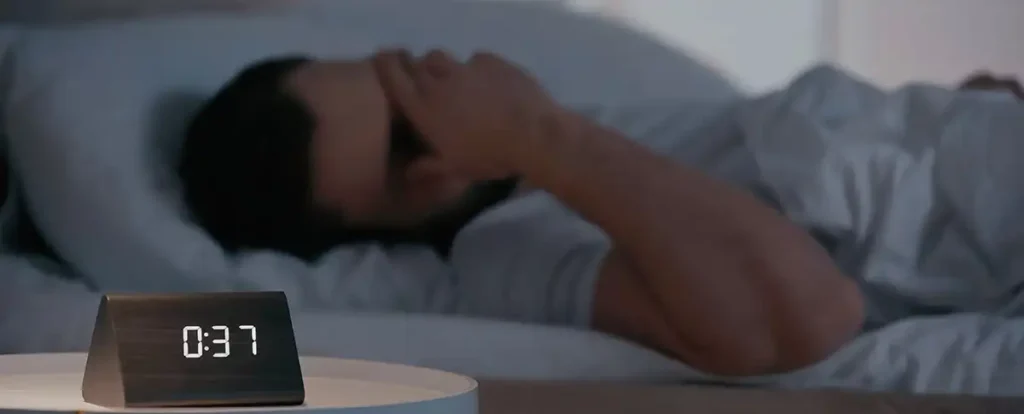 ¿Puede ver Friends ayudar a dormir mejor? Efectos comprobados del entretenimiento repetitivo contra el insomnio