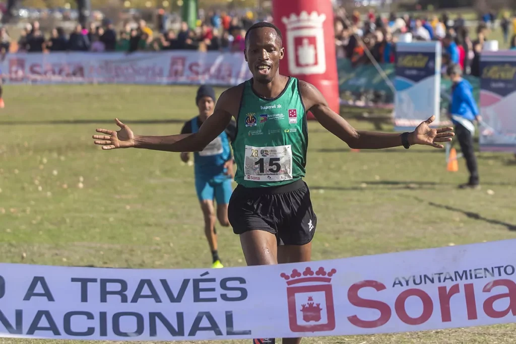 El Viaje de Thierry Ndikumwenayo: De Burundi a la Cima del Atletismo