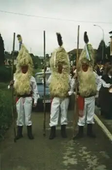 Fiestas Tradicionales en Asturias: Guilandeiros y Sidros en Acción