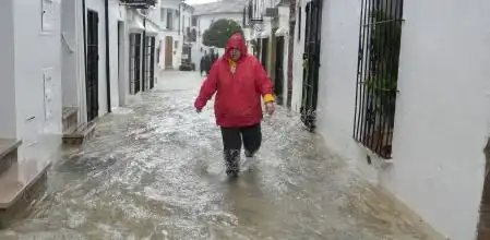 Impacto de la Borrasca Leonardo: Lluvias y Desalojos en Andalucía