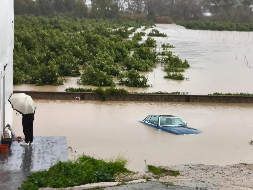 Impacto de la Borrasca Leonardo en Andalucía: Desalojos y Emergencias