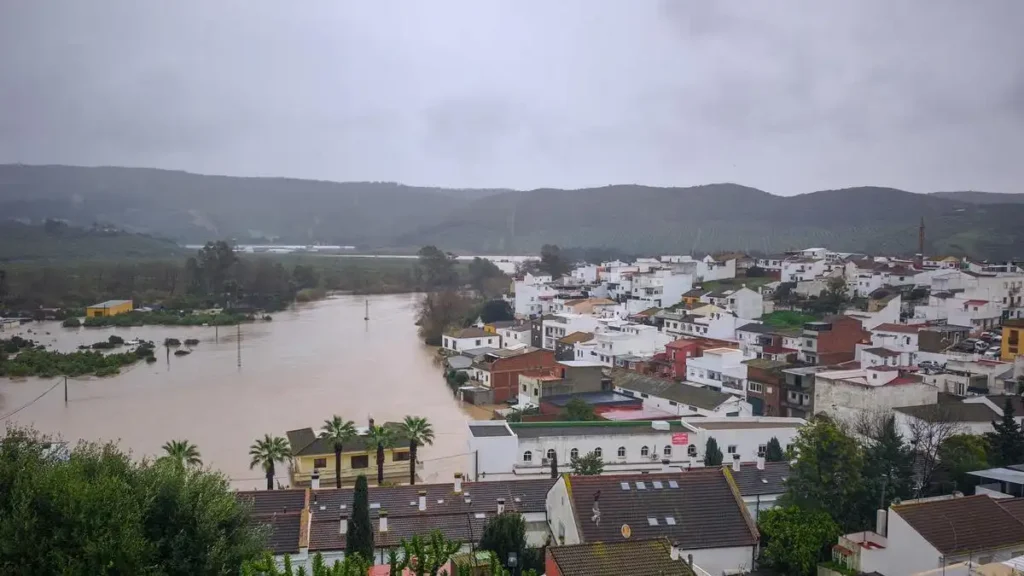 Impacto de la Borrasca Marta en Andalucía: Desalojos y Emergencias