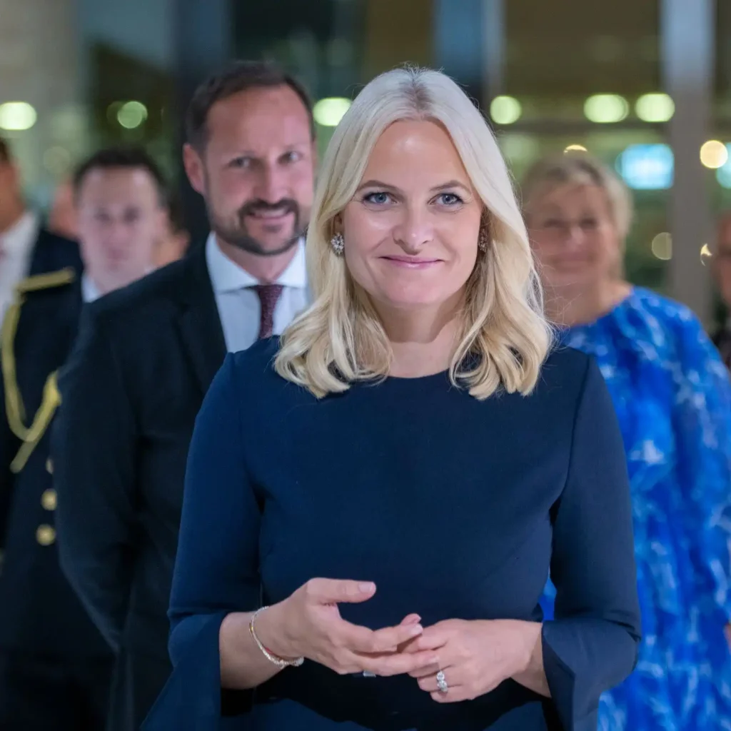 La Princesa Heredera de Noruega se Disculpa por su Relación con Jeffrey Epstein