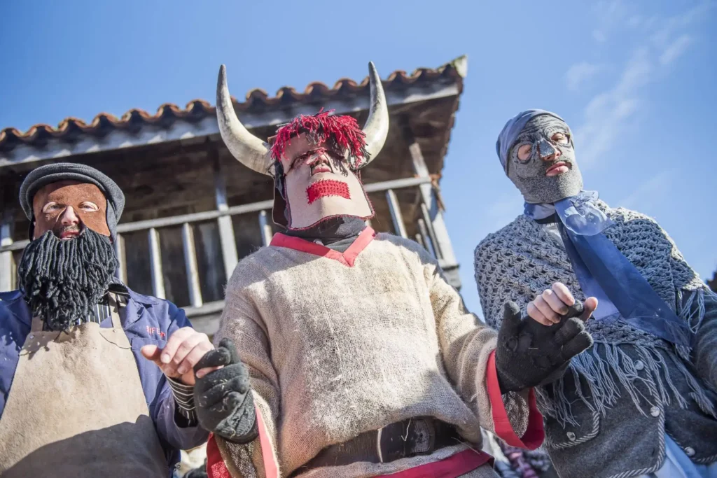 Las Mascaradas de Invierno en Asturias: Tradición y Celebración