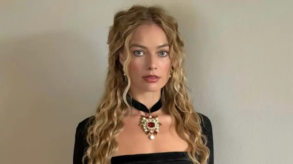 Margot Robbie Brilla en el Estreno de ‘Cumbres Borrascosas’ con el Legendario Collar Taj Mahal