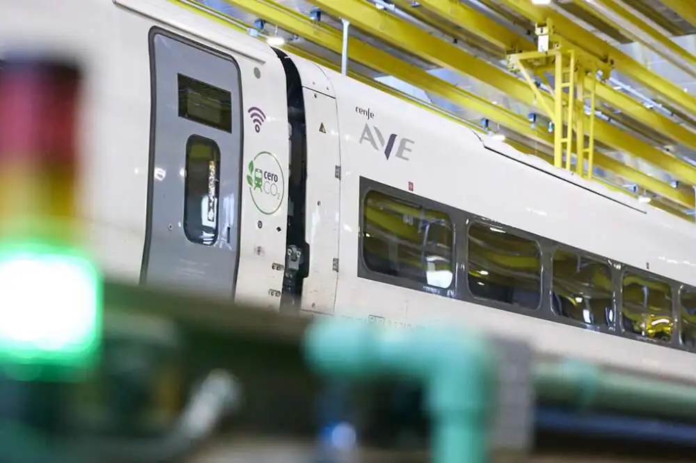 Renfe Impulsa la Diversidad y Modernización de su Plantilla con Nuevas Medidas Laborales