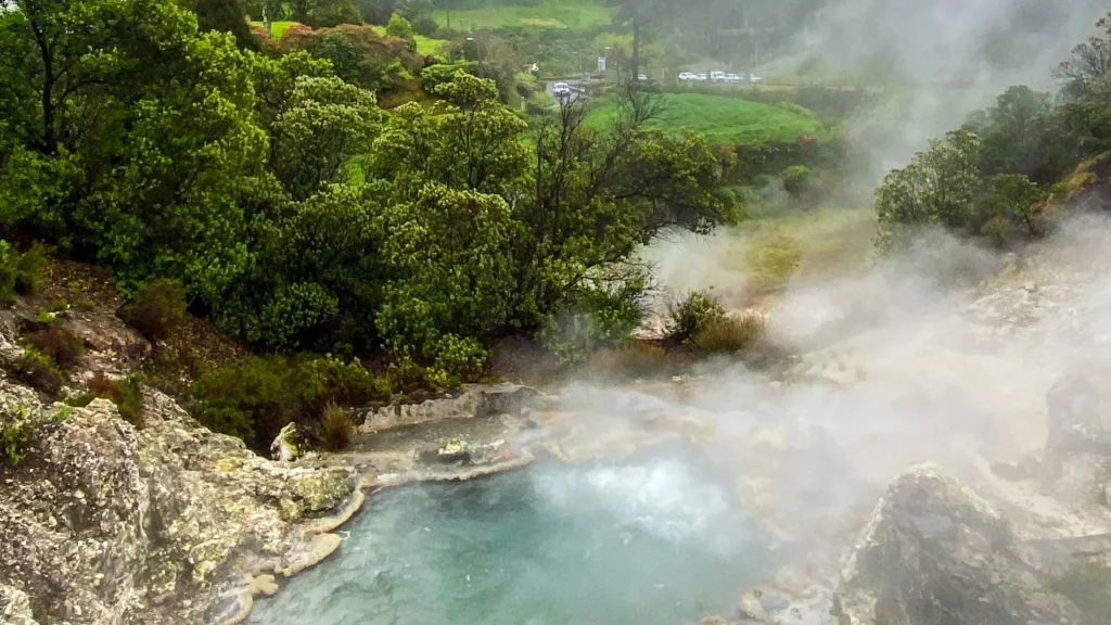 Azores turismo sostenible: lujo local y volcanes activos en el Atlántico