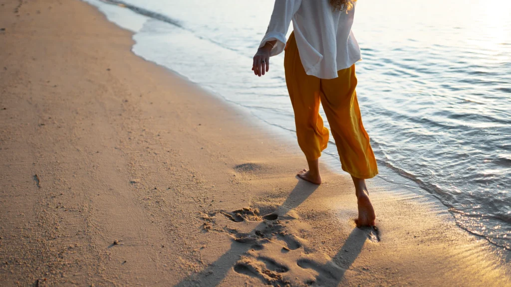 Caminar por la playa: ¿cómo hacerlo de forma segura y beneficiosa?