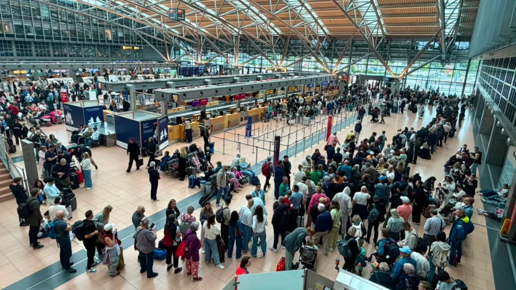 Evacuación aeropuerto Hamburgo: puerta de emergencia activada por pasajero