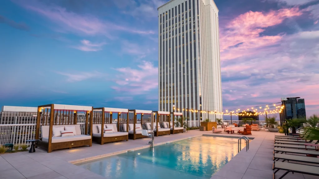 Parasol Madrid: rooftop pool en Canopy by Hilton Castellana